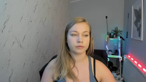 Snapshot of holly_bb95 chatting on September 12, 6:37 pm Holly online show from September 12, 6:37 pm