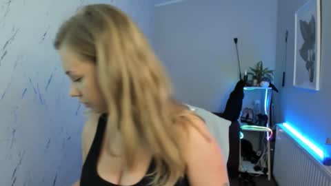 Snapshot of holly_bb95 chatting on September 18, 6:39 pm Holly online show from September 18, 6:39 pm