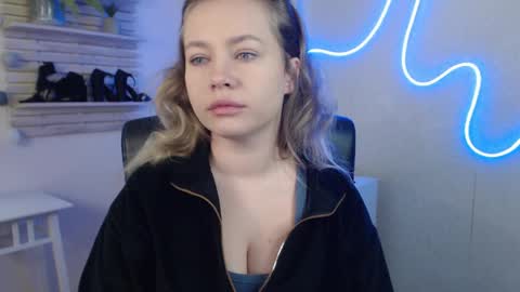 Snapshot of holly_bb95 chatting on February 13, 2:12 am Holly online show from February 13, 2:12 am