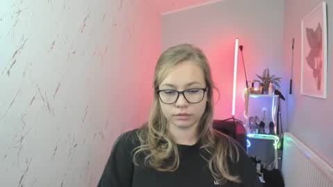 Snapshot of holly_bb95 chatting on October 7, 6:56 pm Holly online show from October 7, 6:56 pm