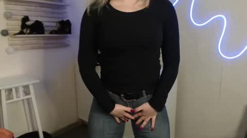 Snapshot of holly_bb95 chatting on February 12, 2:45 am Holly online show from February 12, 2:45 am