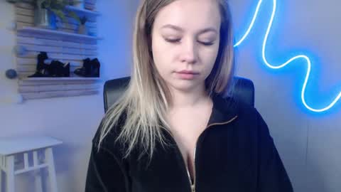 Snapshot of holly_bb95 chatting on January 8, 4:23 am Holly online show from January 8, 4:23 am