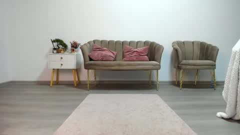 holly_wood18 online show from June 20, 7:45 am