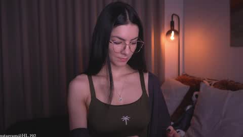 Holly Linder online show from April 7, 1:18 am