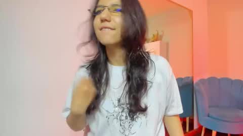 hollypeach_ online show from March 22, 5:41 pm