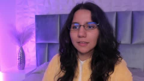 hollypeach_ online show from April 9, 7:30 pm