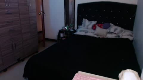 holy_julii online show from June 27, 4:24 am