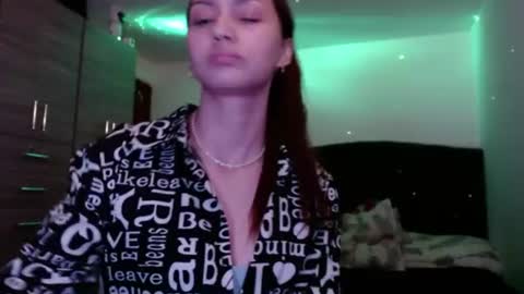 holy_julii online show from June 11, 4:42 am