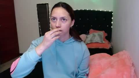 holy_julii online show from July 27, 4:42 am