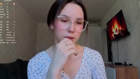 honey_peachy online show from May 7, 7:45 am