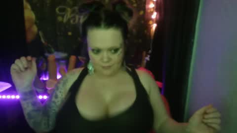 honeychambers online show from April 2, 10:51 pm