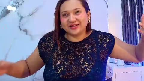 HONEY HIPS online show from July 10, 12:05 pm