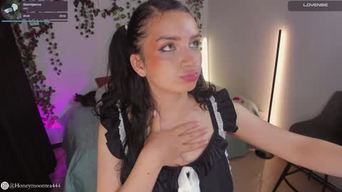 Snapshot of honeymoontea chatting on January 19, 9:23 pm       online show from January 19, 9:23 pm