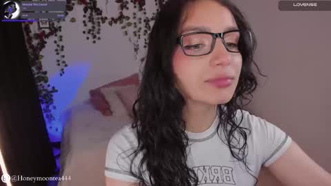 Snapshot of honeymoontea chatting on February 23, 6:29 pm       online show from February 23, 6:29 pm