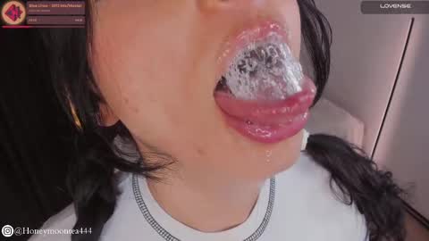 Snapshot of honeymoontea chatting on February 28, 1:15 am       online show from February 28, 1:15 am