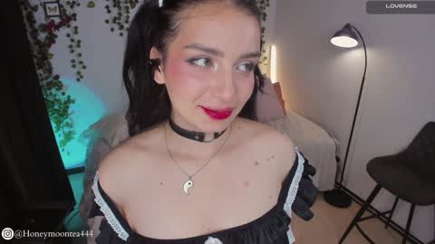 Snapshot of honeymoontea chatting on February 7, 10:41 pm       online show from February 7, 10:41 pm