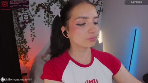 Snapshot of honeymoontea chatting on February 4, 9:52 pm       online show from February 4, 9:52 pm