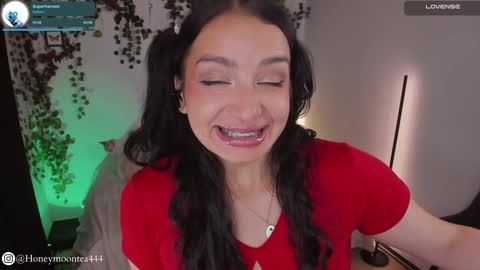 Snapshot of honeymoontea chatting on February 6, 12:22 am       online show from February 6, 12:22 am