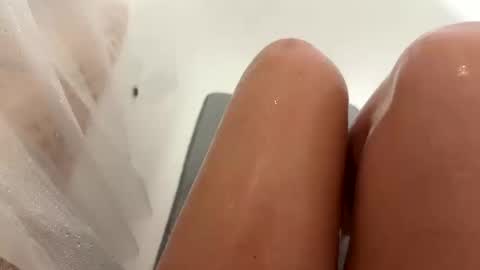 honeysuckleee online show from October 10, 2:55 pm