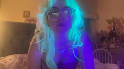 Emi Rose online show from February 28, 7:19 am