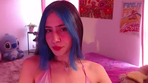 Snapshot of honeyypeaach chatting on December 13, 8:04 pm    online show from December 13, 8:04 pm