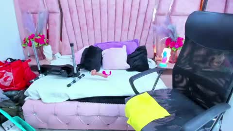 hornyskinny26 online show from July 24, 6:33 am