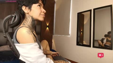 Juls online show from April 28, 7:07 pm