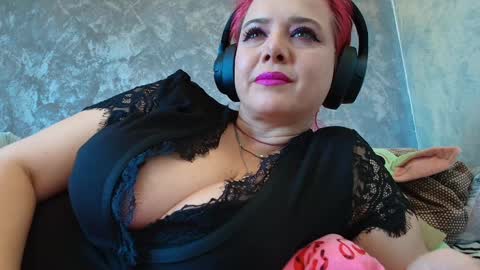 Snapshot of hotvany chatting on January 2, 10:58 am Goddess of Luv online show from January 2, 10:58 am