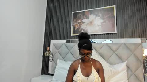 Snapshot of huddah_cam chatting on October 28, 11:05 am huddah online show from October 28, 11:05 am