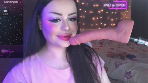 Snapshot of huggy_og chatting on December 5, 1:14 am Maddison online show from December 5, 1:14 am