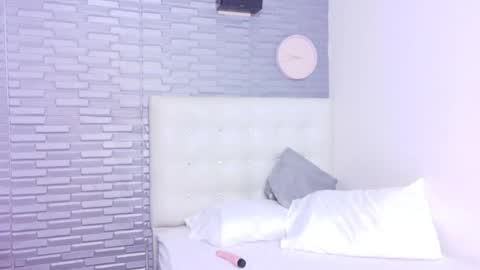 Snapshot of hungry_pussy18 chatting on October 13, 1:25 pm sasha online show from October 13, 1:25 pm