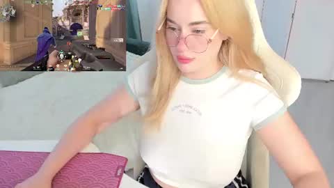 HiI am  EvaPVT is open  online show from June 19, 3:26 pm