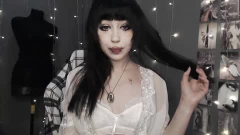 iiiiiiis online show from June 3, 12:45 am