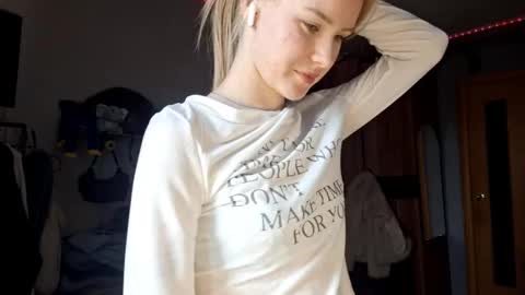 ShyLuna online show from March 19, 6:51 am