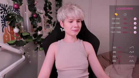 Mia online show from December 5, 5:50 pm