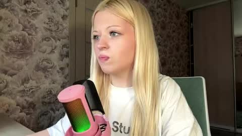 Lola online show from April 24, 11:35 am