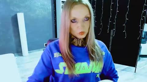 Snapshot of inesdesire chatting on September 16, 7:27 am InesDesire online show from September 16, 7:27 am