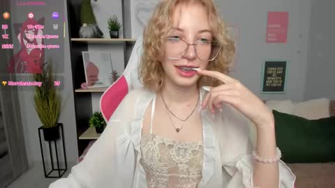 Mia online show from November 13, 4:39 pm