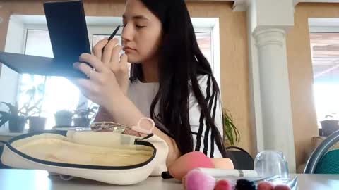 Mia online show from June 5, 11:16 am