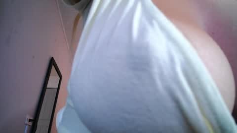 Isabella  online show from April 21, 10:11 am