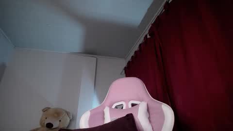 Snapshot of isa_emeralds chatting on October 8, 9:35 am Isabella online show from October 8, 9:35 am