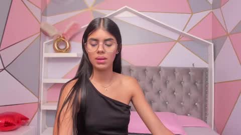 Snapshot of isa_little4u chatting on February 15, 8:34 pm online show from February 15, 8:34 pm