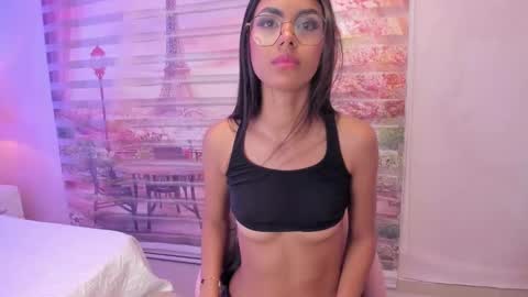 Snapshot of isa_little4u chatting on October 3, 3:44 am online show from October 3, 3:44 am