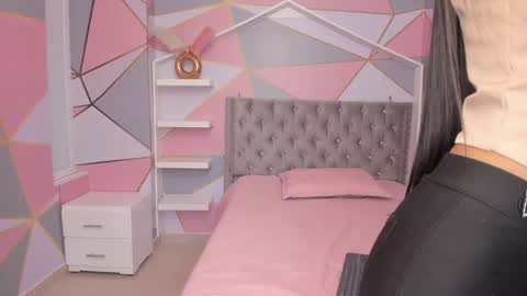Snapshot of isa_little4u chatting on February 11, 7:27 pm online show from February 11, 7:27 pm