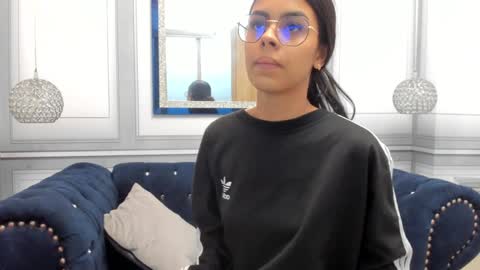 Snapshot of isa_little4u chatting on December 19, 11:18 am online show from December 19, 11:18 am