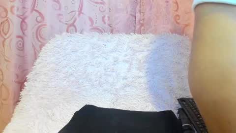 Snapshot of isabela_gonzalez_ chatting on September 18, 4:44 am ISA online show from September 18, 4:44 am