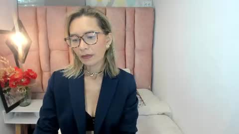 ISSA MILF online show from July 7, 1:25 pm