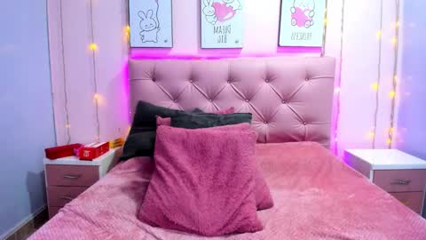 Issa  online show from February 3, 6:33 am