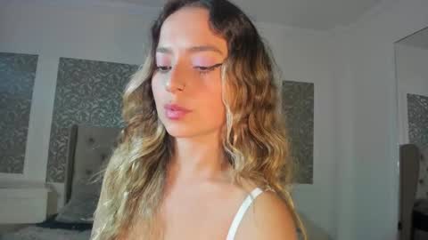 issadorajames online show from January 27, 7:03 pm