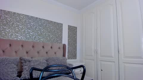 issadorajames online show from September 27, 2:24 pm